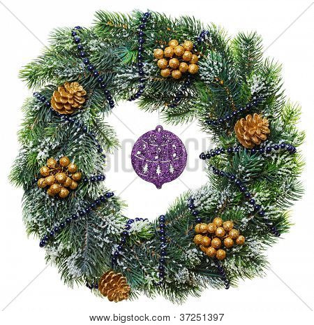 Dekorierte Weihnachtskranz mit Zapfen und Perlen, isolated on white