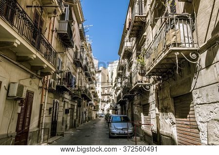 Palermo.italy.may 26, 2017.the Narrow Streets In The Historical Centre Of Palermo . Sicily