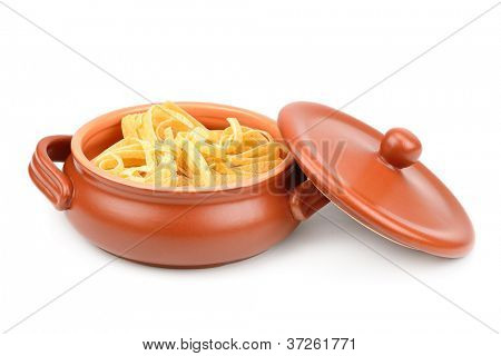 Spaghetti i en lerkrukke, isoleret på hvid baggrund