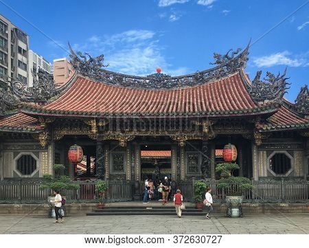 Taipei, Taiwan - May 20, 2017 : A Lot Of People At The Ornate Main Gate Of Mengjia Longshan Temple I
