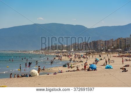 Canet En Roussillon, France: June 21, 2020: Sunny Day In The Tourist Town Of Canet En Roussillion In