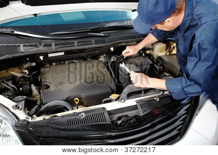 Bil mekaniker arbejder i auto reparationsservice.