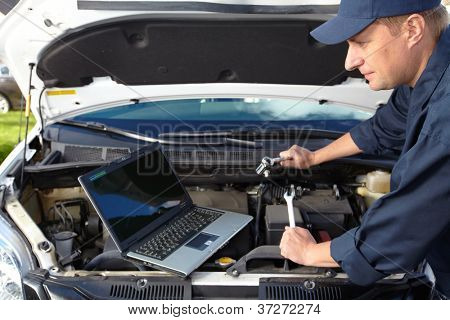 Automechanik v auto opravna.