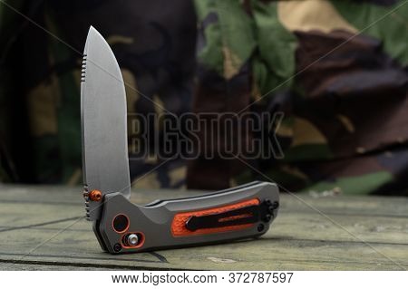 A Sharp Knife For Survival With An Orange Handle. Clip On The Handle.
