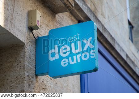 Bordeaux ,  Aquitaine France - 14 02 2023 : C'est Deux Euros Logo Brand And Text Sign On Facade Wall