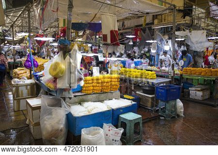 Bangkok, Thailand- 14 Feb, 2023: People Sell Flowers At The Flower Market Pak Klong Thalat In Bangko