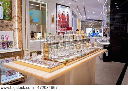 Kuala Lumpur, Malaysia - December 04, 2022: Estee Lauder Brand Retail Shop Logo Signboard On The Sto