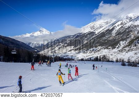 Val-cenis - France - February 24, 2022 : Skiers On Ski Slopes In The French Alps