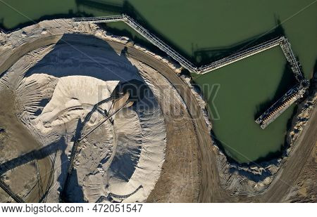 Shaft And Countercurrent Of Water Remove Unwanted Fine Particles And Clay From Aggregate. Gradually,