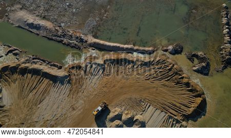 Shaft And Countercurrent Of Water Remove Unwanted Fine Particles And Clay From Aggregate. Gradually,