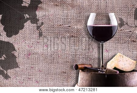 Chease, cavatappi e bicchiere di vino in un barile di legno Vintage