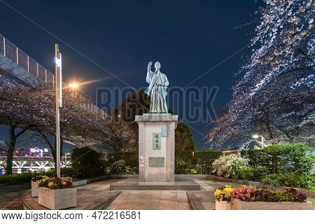 Tokyo, Japan - March 25 2023: Cherry Blossoms And Bronze Statue Of The Samurai And Founder Of The Mo