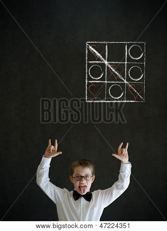 Homem de negócios de conhecimento rochas menino com giz Tic Tac Toe amor dia dos namorados