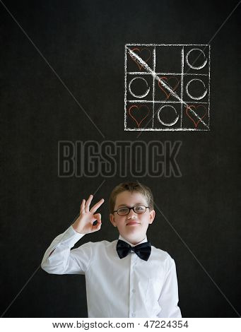 Todo homem de negócios bem menino com giz Tic Tac Toe amor dia dos namorados