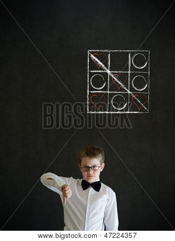 Polegares para baixo o homem de negócios de menino com giz Tic Tac Toe amor dia dos namorados