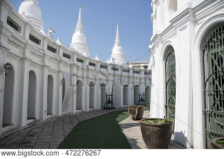 Bangkok, Thailand- 14 Feb, 2023: View Of Grand, Whitewashed Stupa In Wat Prayoon, Bangkok. It Sits O
