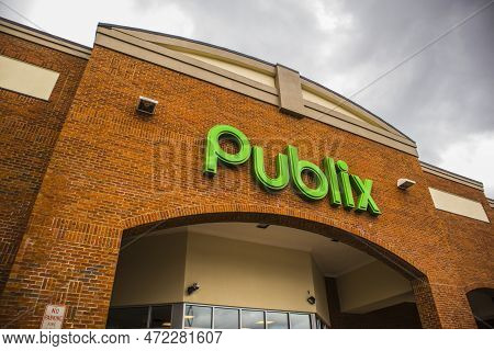 Snellville, Ga Usa - 03 13 20: Publix Grocery Store Sign And Entrance Cloudy Day