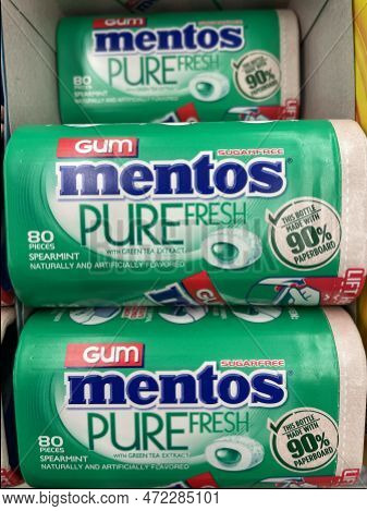 Grovetown, Ga Usa - 03 03 23: Grocery Store Mentos Pure Chewing Gum