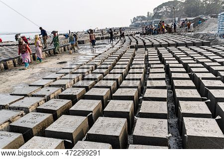 Gaibandha, Babgladesh-january 23th 2022-many Female And Male Workers Carry Ingredients To Make Bolde