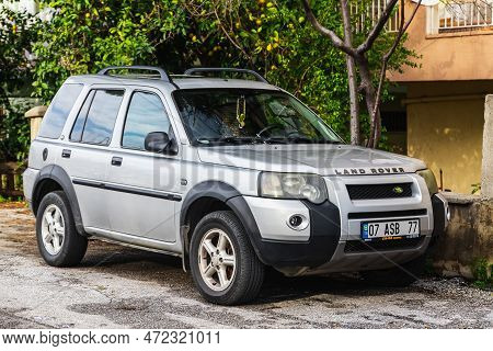 Side, Turkey -january 29, 2023:   Gray  Land Rover Freelander  Parked In The Old Tourist City, Front