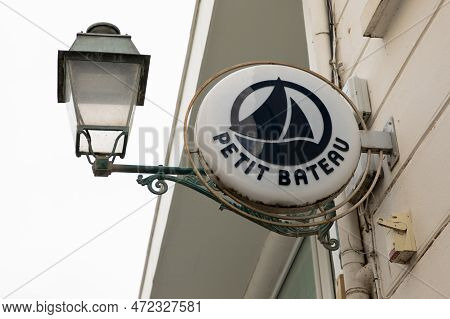 Bordeaux , Aquitaine  France - 02 25 2023 : Petit Bateau Logo Brand And Sign Text Front Wall Facade 