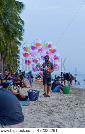 Chonburi/  Thailand : October 19, 2022 : Photo Of A Mercant Selling Fantasy Balloon In The Evening A