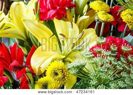 Färsk våren Boquet Mums och Lillys