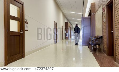 Augusta, Ga Usa - 01 26 23: Richmond County Courthouse Person Entering Courtroom