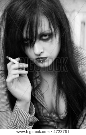 Ona kouří cigaretu