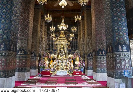 Bangkok, Thailand- 17 Feb, 2023: Golden Buddha Stuatue In Wat Pathum Wanaram Temple Which Is  Locate