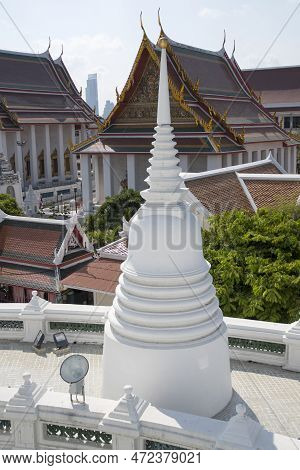 Bangkok, Thailand- 14 Feb, 2023: View Of Grand, Whitewashed Stupa In Wat Prayoon, Bangkok. It Sits O