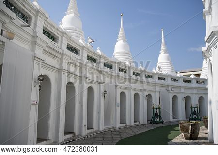 Bangkok, Thailand- 14 Feb, 2023: View Of Grand, Whitewashed Stupa In Wat Prayoon, Bangkok. It Sits O