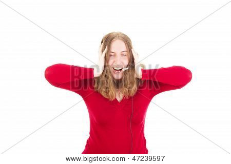 Felice giovane donna ascoltando musica ad alto volume