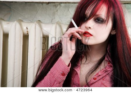 Ona kouří cigaretu