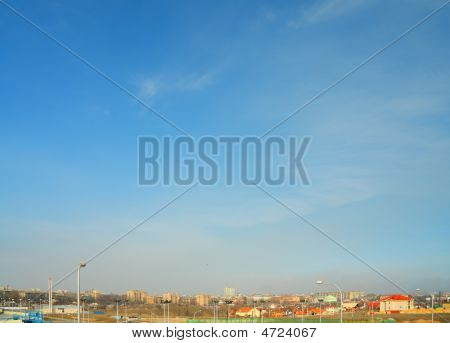 Niebieski niebo nad miasto