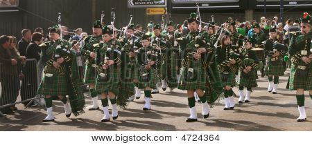 Irere i hans Kilst spiller på sækkepibe under St. Patrick's Day Parade 16 marts 2009