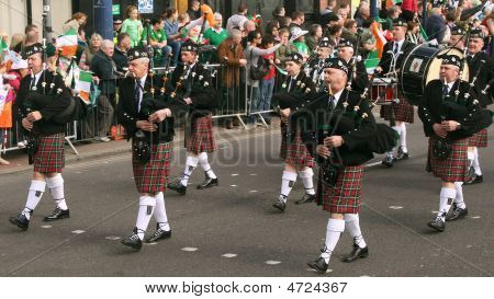 Irishmens i dem Kilst er spiller på sækkepibe under St. Patrick's Day Parade 2009