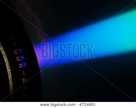 Povrch CD s mikroskopickými jámy spálené Laser