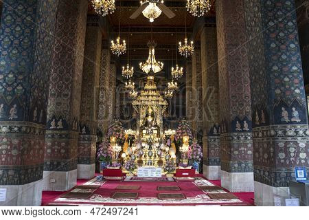 Bangkok, Thailand- 17 Feb, 2023: Golden Buddha Stuatue In Wat Pathum Wanaram Temple Which Is  Locate