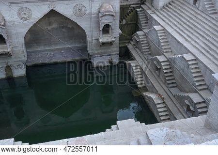 Toorji's Step Well, Toorji Ki Jhalara, Toorj Ki Jhalra, Was Built In 1740s.hand Carved Step Well Bul