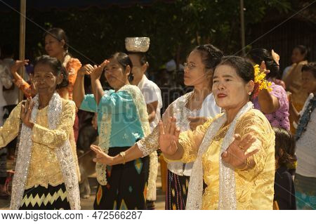 Kanchanaburi ,thailand - April 16 ,2016 : Unidentified Females Mon Minority Dance At The Ceremony Ca