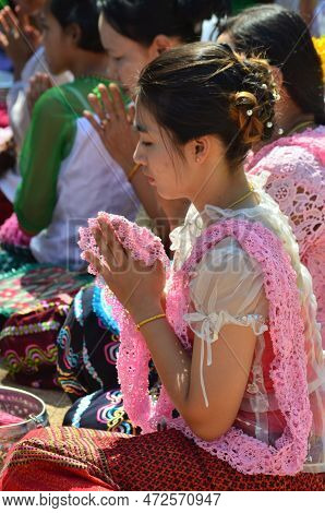 Kanchanaburi ,thailand - Apr 16 ,2016 :unidentified Female Mon Minority Sit And Pay Homage To The Sa