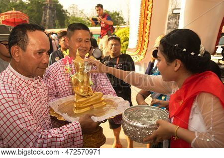 Kanchanaburi ,thailand - Apr 16 ,2016 : Unidentified People Mon Minority Is Pouring Water On Buddha 