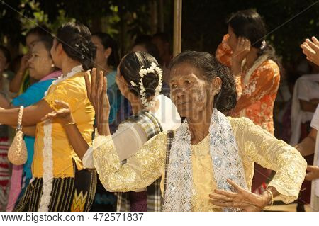 Kanchanaburi ,thailand - April 16 ,2016 : Unidentified Females Mon Minority Dance At The Ceremony Ca
