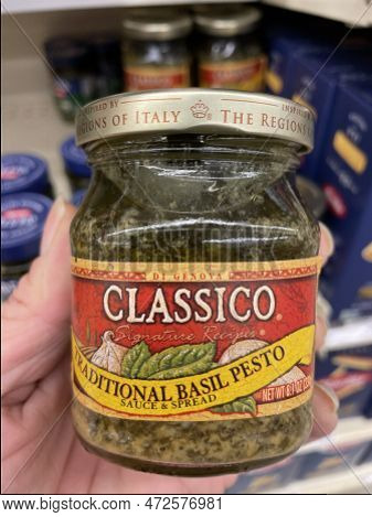 Grovetown, Ga Usa - 03 12 23: Grocery Store Classico Basil Pesto