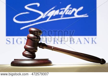 Syktyvkar, Komi, Russia, On March 13, 2023,signature Bank Went Bankrupt. A Hammer On The Table Again
