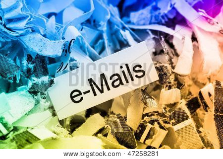 getaggt mit E-mails, symbolische Foto für Datenvernichtung, E-mails und Daten Überschwemmungen Papierschnitzel