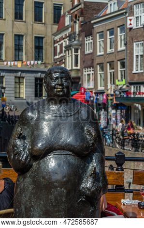 Utrecht, The Netherlands - August 23, 2013: Bronze Statue Of A Market Woman With Roosters Under Her 