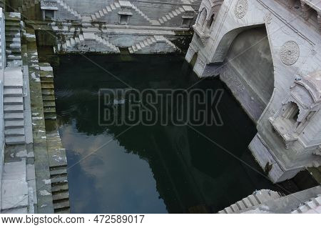 Toorji's Step Well, Toorji Ki Jhalara, Toorj Ki Jhalra, Was Built In 1740s.hand Carved Step Well Bul