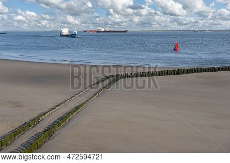 Ships Cruise In Front Of The Beach At Boulevard Evertsen In Vlissingen. Provinz Zeeland In The Nethe